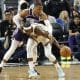El escolta de Sacramento Kings Zach LaVine (i) recibe la marca del alero de Golden State Warriors Jimmy Butler III (d) durante el juego de este viernes en San Francisco (California). EFE/EPA/JOHN G. MABANGLO SHUTTERSTOCK OUT