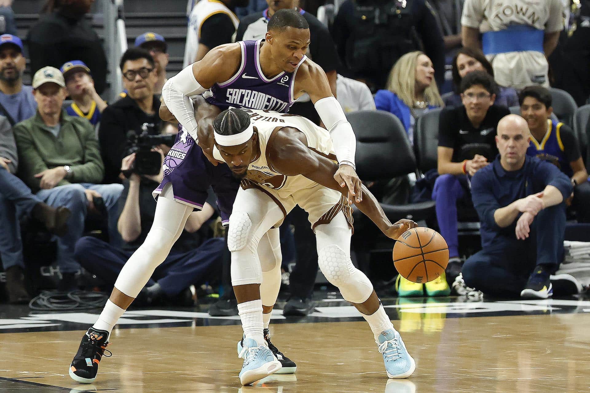 El escolta de Sacramento Kings Zach LaVine (i) recibe la marca del alero de Golden State Warriors Jimmy Butler III (d) durante el juego de este viernes en San Francisco (California). EFE/EPA/JOHN G. MABANGLO SHUTTERSTOCK OUT