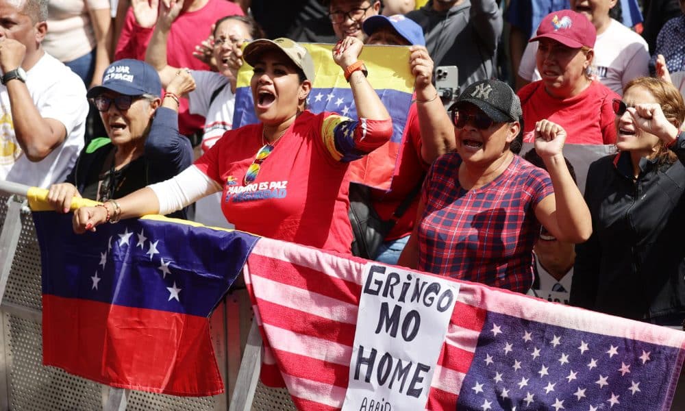Personas participan en una marcha del chavismo este domingo, en Caracas (Venezuela). EFE/ Ronald Peña R