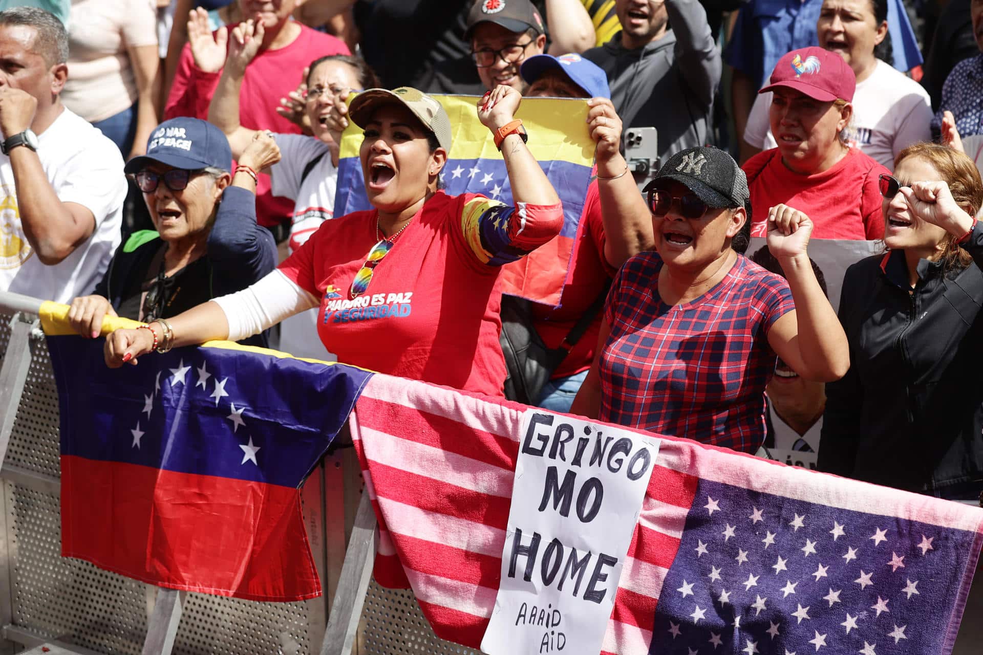Personas participan en una marcha del chavismo este domingo, en Caracas (Venezuela). EFE/ Ronald Peña R