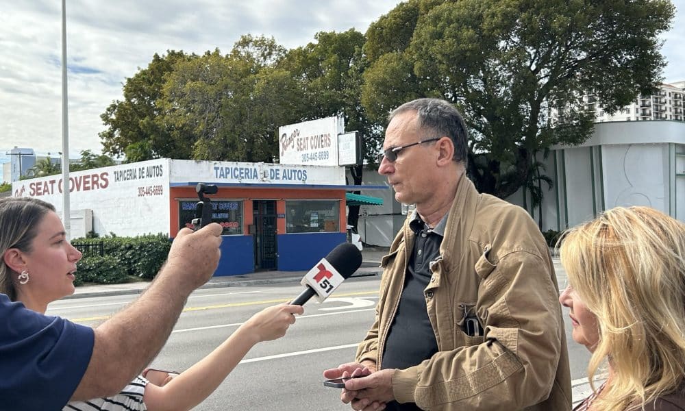 El activista cubano José Daniel Ferrer habla con periodistas tras la captura del presidente de Venezuela, Nicolás Maduro, en una manifestación frente al restaurante Versailles este domingo, en Miami (Estados Unidos). EFE/ Leonor Trinidad