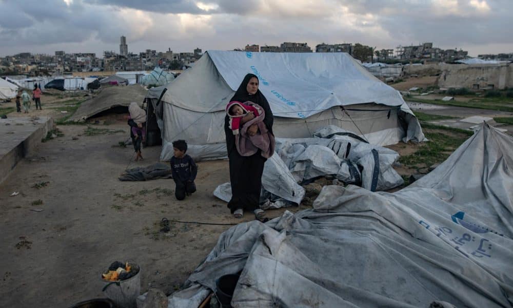Una familia palestina intenta recoger lo que queda de sus pertenencias después de que su tienda de campaña fuera dañada por los fuertes vientos y las lluvias torrenciales, en Jan Yunis, en el sur de la Franja de Gaza, el 9 de enero de 2026. EFE/EPA/HAITHAM IMAD