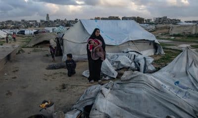 Una familia palestina intenta recoger lo que queda de sus pertenencias después de que su tienda de campaña fuera dañada por los fuertes vientos y las lluvias torrenciales, en Jan Yunis, en el sur de la Franja de Gaza, el 9 de enero de 2026. EFE/EPA/HAITHAM IMAD