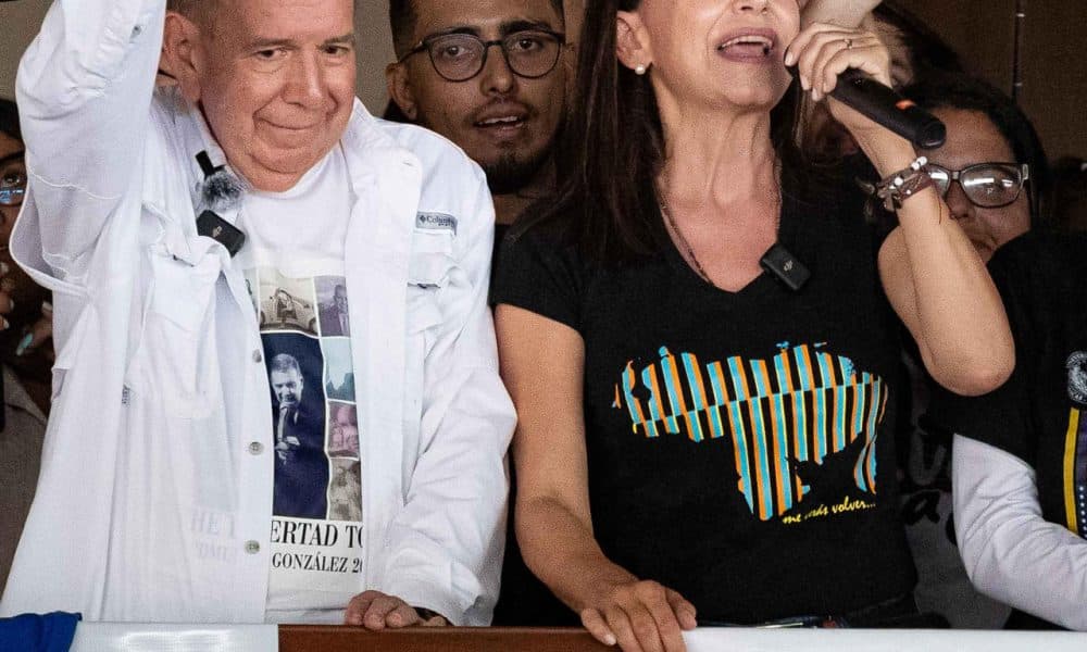 Fotografía de archivo de los líderes opositores María Corina Machado (d) y Edmundo González. EFE/ Ronald Peña R.