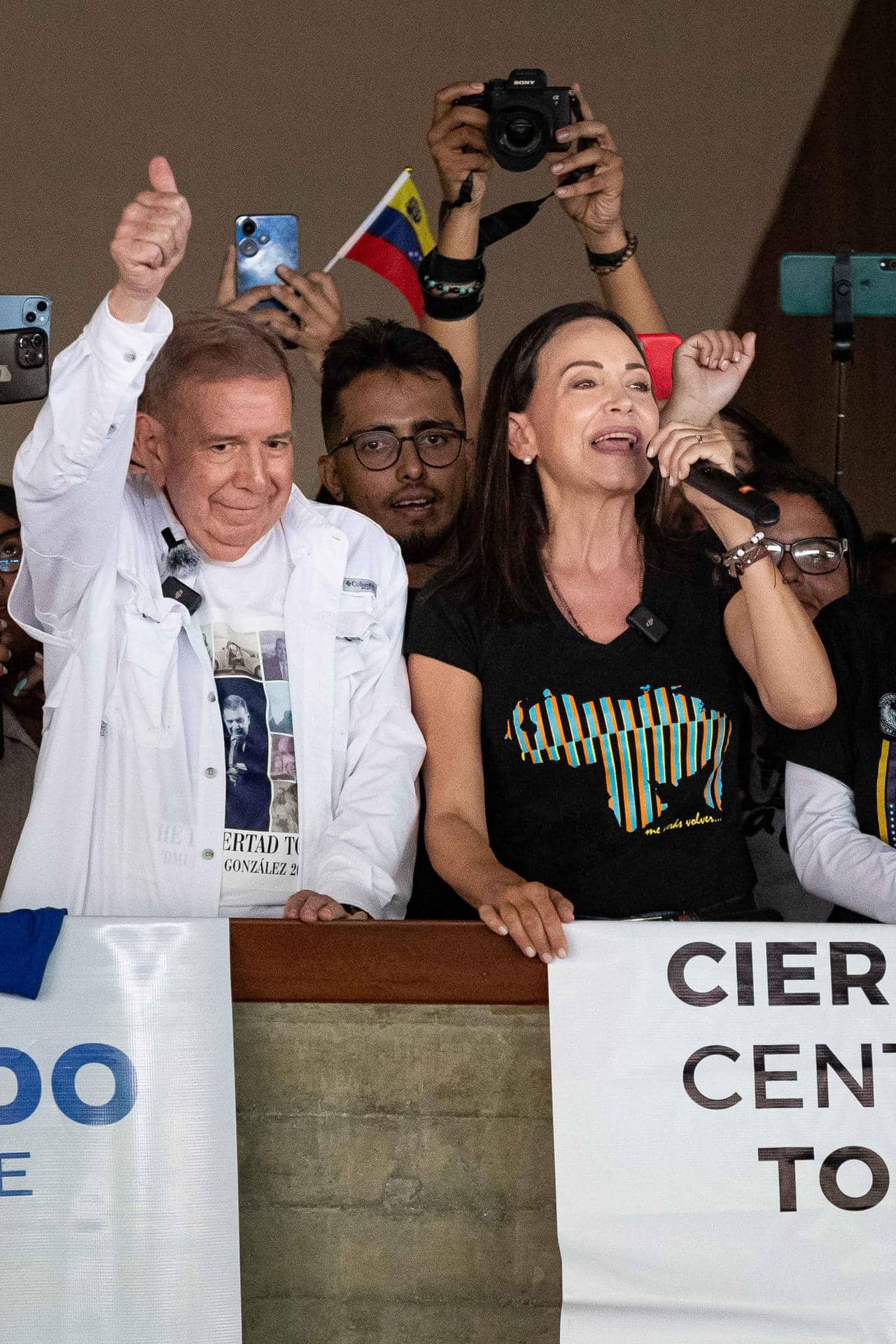 Fotografía de archivo de los líderes opositores María Corina Machado (d) y Edmundo González. EFE/ Ronald Peña R.
