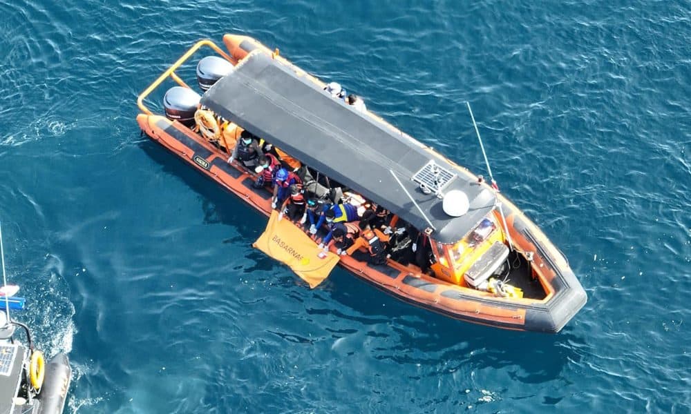 Fotografía de archivo, tomada el 04/01/2026, que muestra parte del operativo de rescate de la nave naufragada con españoles en aguas de la isla de Padar, Indonesia. EFE/EPA/BASARNAS HANDOUT -- MANDATORY CREDIT -- BEST QUALITY AVAILABLE -- HANDOUT EDITORIAL USE ONLY/NO SALES