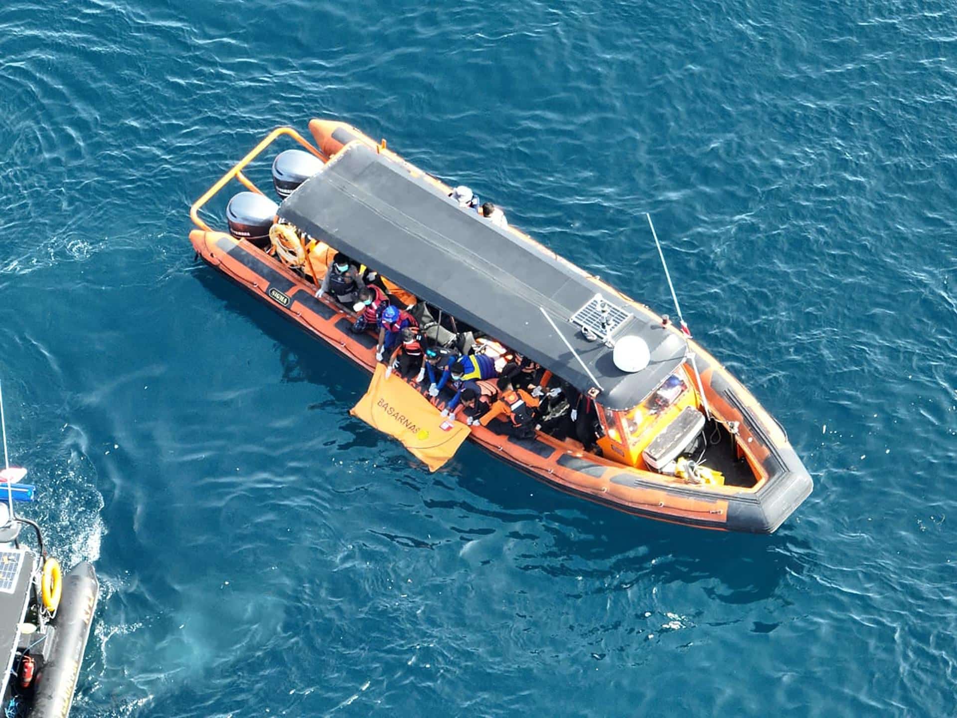 Fotografía de archivo, tomada el 04/01/2026, que muestra parte del operativo de rescate de la nave naufragada con españoles en aguas de la isla de Padar, Indonesia. EFE/EPA/BASARNAS HANDOUT -- MANDATORY CREDIT -- BEST QUALITY AVAILABLE -- HANDOUT EDITORIAL USE ONLY/NO SALES