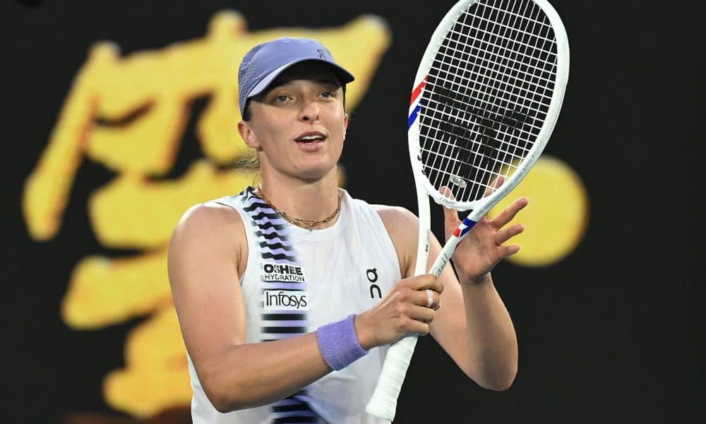 La tenista polaca Iga Swiatek en acción durante el partido contra la australiana Maddison Inglis en el Abierto de Australia 2026 en el Parque Melbourne. EFE/EPA/JAMES ROSS
