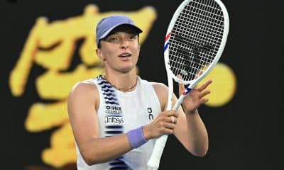 La tenista polaca Iga Swiatek en acción durante el partido contra la australiana Maddison Inglis en el Abierto de Australia 2026 en el Parque Melbourne. EFE/EPA/JAMES ROSS