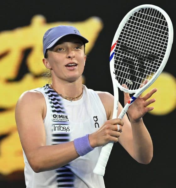 La tenista polaca Iga Swiatek en acción durante el partido contra la australiana Maddison Inglis en el Abierto de Australia 2026 en el Parque Melbourne. EFE/EPA/JAMES ROSS