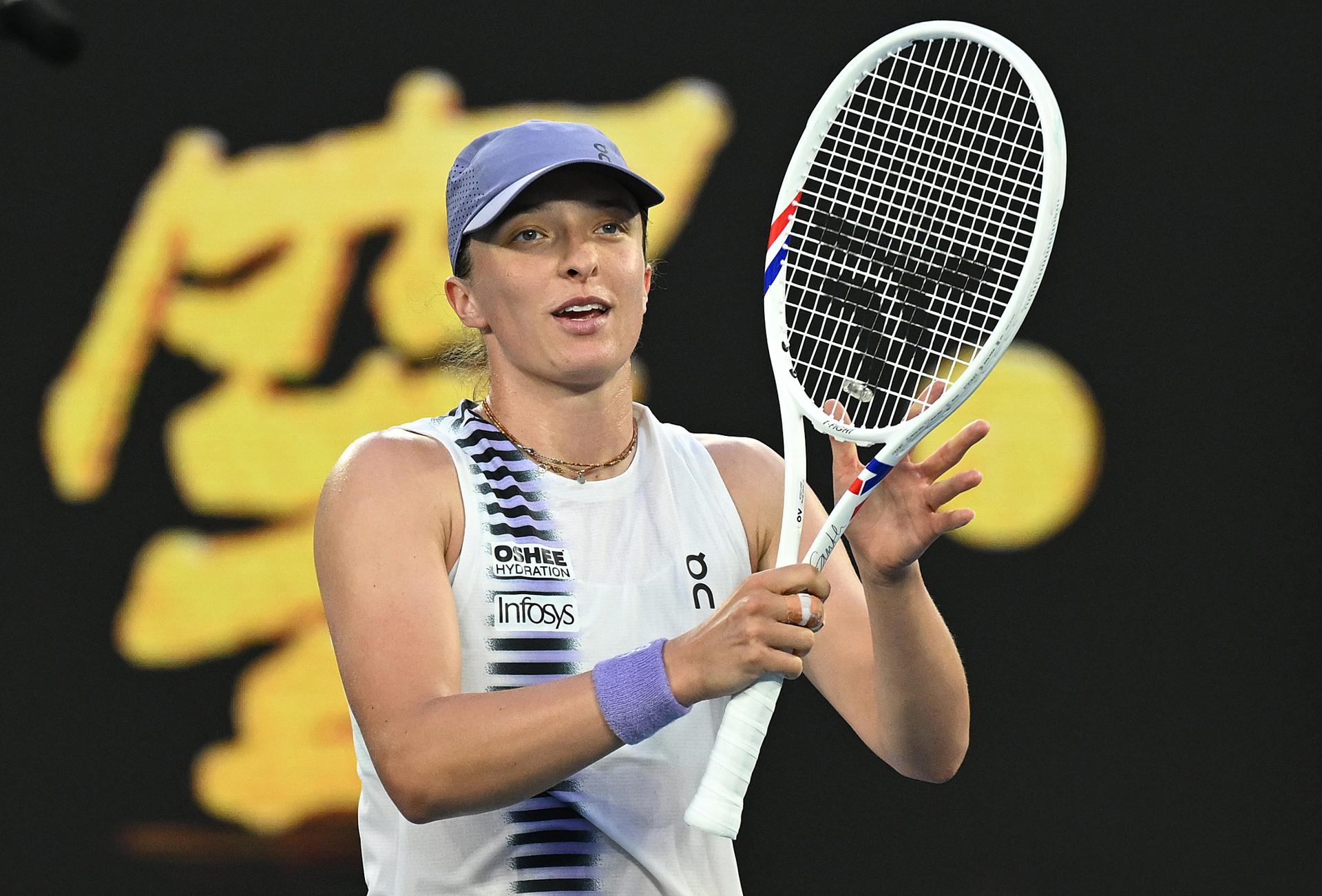 La tenista polaca Iga Swiatek en acción durante el partido contra la australiana Maddison Inglis en el Abierto de Australia 2026 en el Parque Melbourne. EFE/EPA/JAMES ROSS