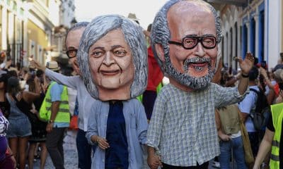Fotografía del 15 de enero de 2026 de personas con imágenes del cineasta puertorriqueño Jacobo Morales y su esposa Blanca Eró durante las Fiestas de la Calle San Sebastián, en San Juan (Puerto Rico). EFE/ Thais Llorca
