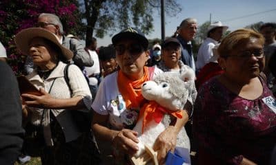 Activistas manifiestan su apoyo afuera del Refugio Franciscano, este viernes en Ciudad de México (México). EFE/ Sáshenka Gutiérrez
