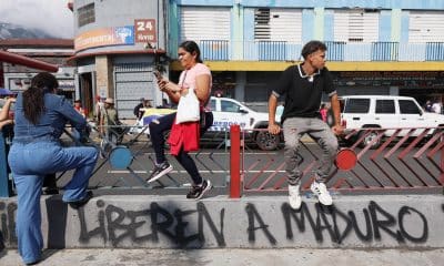 Personas esperan durante una manifestación de simpatizantes del oficialismo este miércoles, en Caracas (Venezuela). EFE/ Miguel Gutiérrez