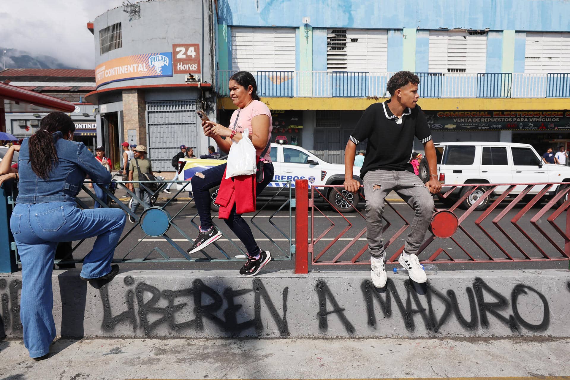 Personas esperan durante una manifestación de simpatizantes del oficialismo este miércoles, en Caracas (Venezuela). EFE/ Miguel Gutiérrez