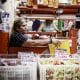 Una mujer vende productos este miércoles, en el mercado central, en San José (Costa Rica). EFE/ Jeffrey Arguedas