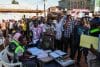 La gente hace fila para emitir su voto durante las elecciones presidenciales en Kamwokya en Kampala, Uganda, el 15 de enero de 2026. Ocho candidatos presidenciales, incluido el actual titular Yoweri Museveni y el candidato del NUP Bobi Wine, compiten por la presidencia. (Elecciones) EFE/EPA/DANIEL IRUNGU
