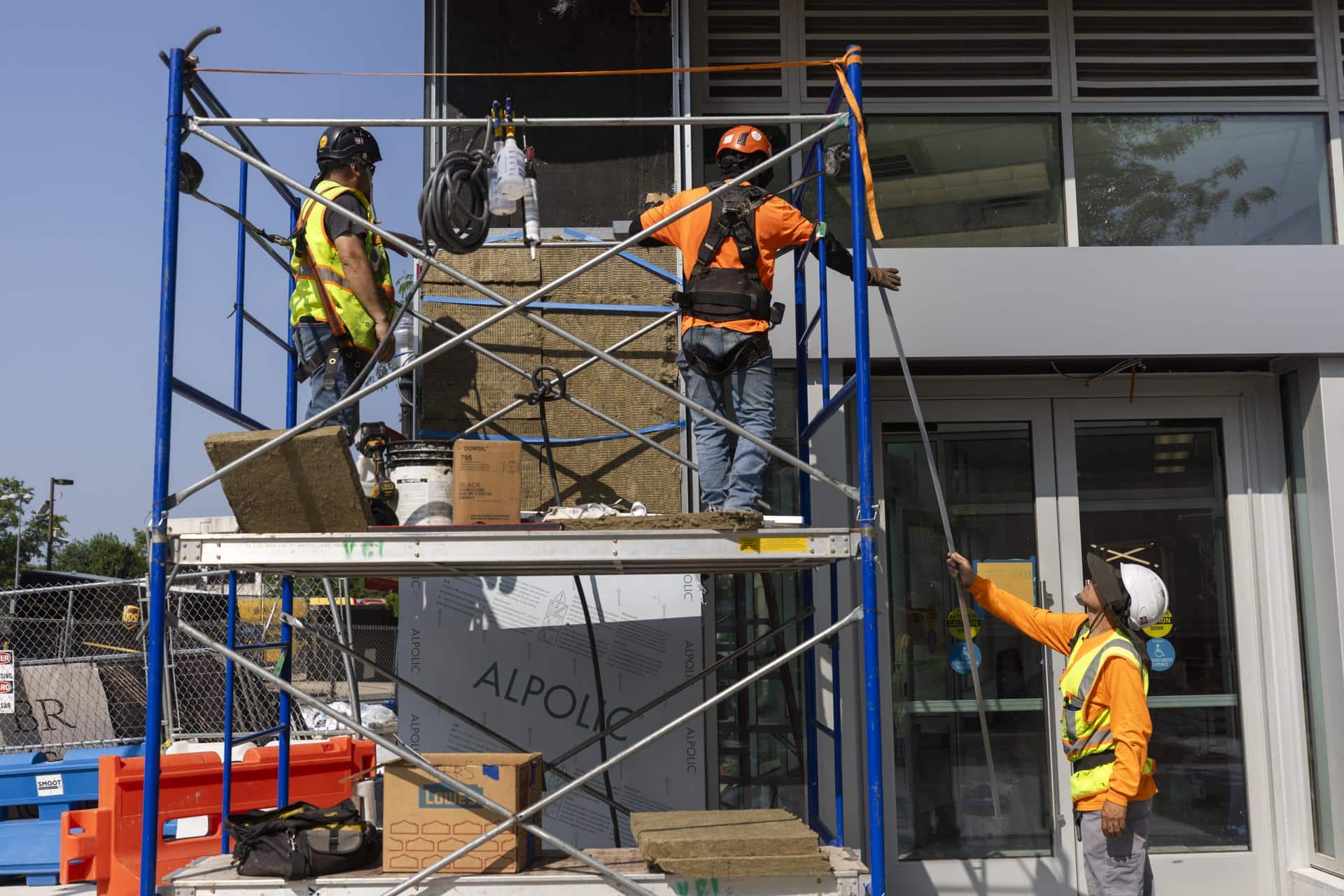 Fotografía de archivo de un grupo de trabajadores de la construcción, en Washington, DC, EE.UU.. EFE/EPA/Jim Lo Scalzo