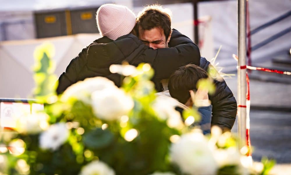 CRANS-MONTANA (Switzerland), 01/01/2026.- People console one another near the Le Constellation bar and lounge where a fire broke out following an explosion in the early hours of New Year's Eve, in Crans-Montana, Switzerland, 01 January 2026. According to the police, several dozen people lost their lives in the fire and around one hundred people were also reported injured. (Suiza) EFE/EPA/JEAN-CHRISTOPHE BOTT