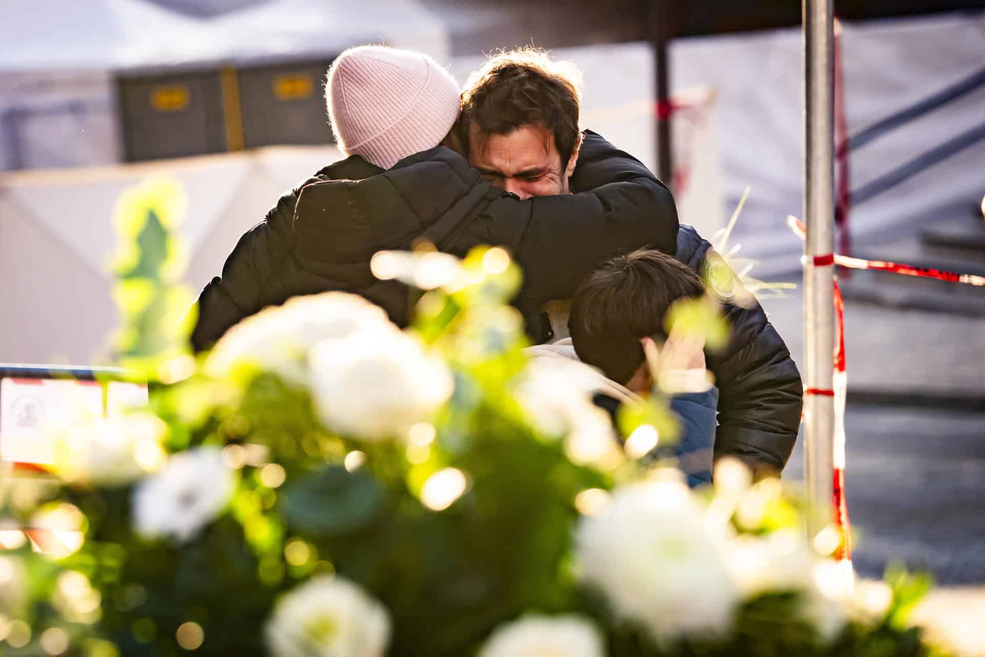 CRANS-MONTANA (Switzerland), 01/01/2026.- People console one another near the Le Constellation bar and lounge where a fire broke out following an explosion in the early hours of New Year's Eve, in Crans-Montana, Switzerland, 01 January 2026. According to the police, several dozen people lost their lives in the fire and around one hundred people were also reported injured. (Suiza) EFE/EPA/JEAN-CHRISTOPHE BOTT