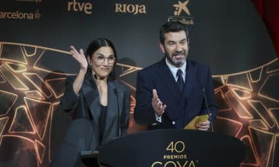 - El actor Arturo Valls y la actriz Toni Acosta, presentadores del evento, durante el acto para dar a conocer las nominaciones a los Premios Goya, este martes en la Academia de Cine, en Madrid. EFE/ Víctor Lerena