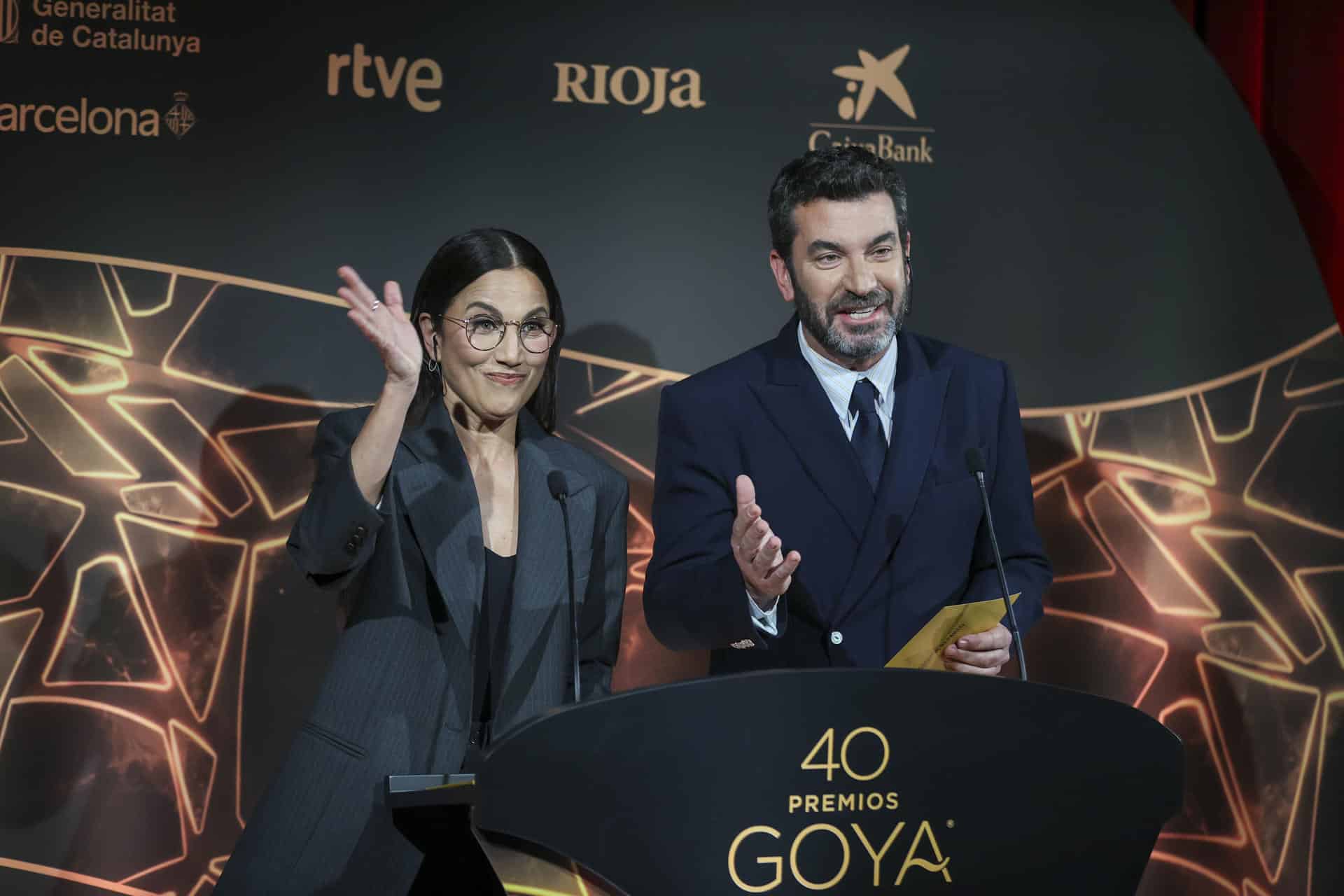- El actor Arturo Valls y la actriz Toni Acosta, presentadores del evento, durante el acto para dar a conocer las nominaciones a los Premios Goya, este martes en la Academia de Cine, en Madrid. EFE/ Víctor Lerena