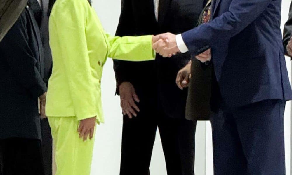 Fotografía cedida por la Agencia Central de Inteligencia (CIA) de Estados Unidos donde aparece su director, John Ratcliffe (d), saludando a la presidenta encargada de Venezuela, Delcy Rodríguez (i), durante un encuentro realizado este jueves, en Caracas (Venezuela). EFE/CIA /SOLO USO EDITORIAL /NO VENTAS /SOLO DISPONIBLE PARA ILUSTRAR LA NOTICIA QUE ACOMPAÑA /CRÉDITO OBLIGATORIO /MÁXIMA CALIDAD DISPONIBLE