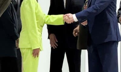 Fotografía cedida por la Agencia Central de Inteligencia (CIA) de Estados Unidos donde aparece su director, John Ratcliffe (d), saludando a la presidenta encargada de Venezuela, Delcy Rodríguez (i), durante un encuentro realizado este jueves, en Caracas (Venezuela). EFE/CIA /SOLO USO EDITORIAL /NO VENTAS /SOLO DISPONIBLE PARA ILUSTRAR LA NOTICIA QUE ACOMPAÑA /CRÉDITO OBLIGATORIO /MÁXIMA CALIDAD DISPONIBLE