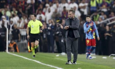 El técnico alemán del FC Barcelona, Hansi Flick, durante el encuentro de la final de la Supercopa de España entre el FC Barcelona y el Real Madrid, este domingo en el estadio Ciudad Deportiva del Rey Abdalá de Yeda (Arabia Saudí). EFE/ Kai Försterling