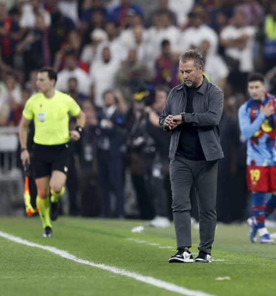 El técnico alemán del FC Barcelona, Hansi Flick, durante el encuentro de la final de la Supercopa de España entre el FC Barcelona y el Real Madrid, este domingo en el estadio Ciudad Deportiva del Rey Abdalá de Yeda (Arabia Saudí). EFE/ Kai Försterling