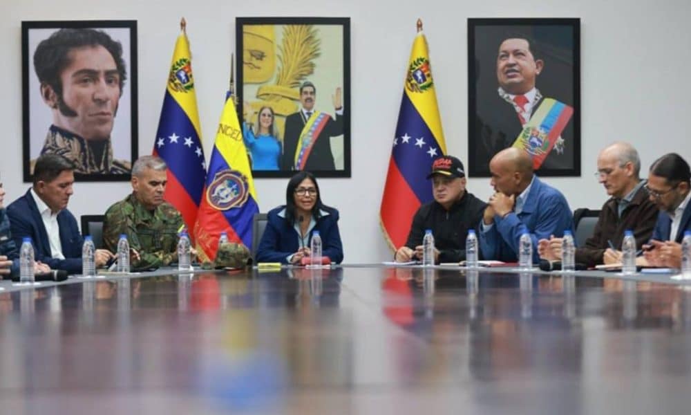 Captura de pantalla de la cuenta oficial en instagram de la vicepresidenta ejecutiva de Venezuela, Delcy Rodríguez (c), hablando en una reunión este domingo, en Caracas (Venezuela). EFE/ @delcyrodriguezv