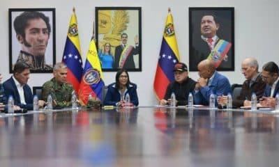 Captura de pantalla de la cuenta oficial en instagram de la vicepresidenta ejecutiva de Venezuela, Delcy Rodríguez (c), hablando en una reunión este domingo, en Caracas (Venezuela). EFE/ @delcyrodriguezv