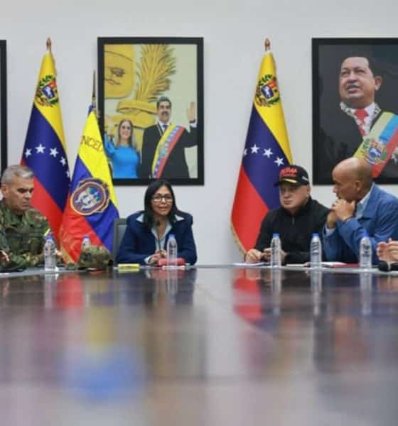 Captura de pantalla de la cuenta oficial en instagram de la vicepresidenta ejecutiva de Venezuela, Delcy Rodríguez (c), hablando en una reunión este domingo, en Caracas (Venezuela). EFE/ @delcyrodriguezv