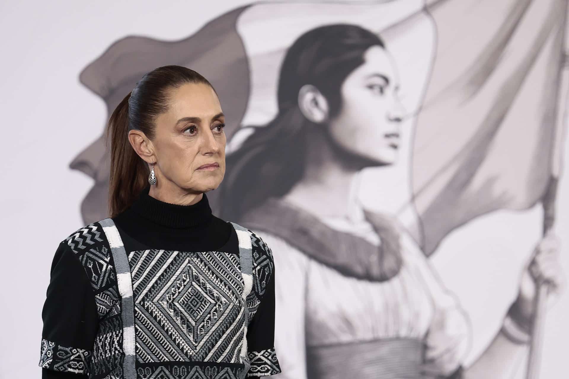 La presidenta de México, Claudia Sheinbaum, reacciona durante su conferencia de prensa matutina este martes, en Palacio Nacional de la Ciudad de México (México). EFE/ José Méndez