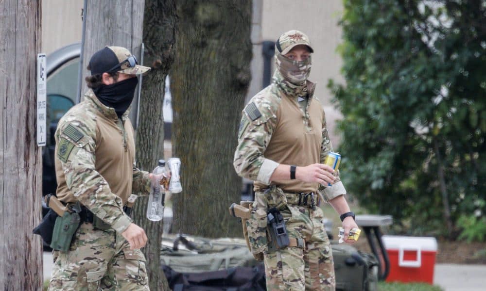 Fotografía de archivo del 15 de octubre de 2025 que muestra dos agentes enmascarados del Servicio de Inmigración y Control de Aduanas (ICE) caminando frente a la entrada del centro de detención del ICE, en Broadview (Estados Unidos). El ICE es la agencia de EE.UU. encargada de la identificar, detener y deportar inmigrantes irregulares, así como de investigar delitos como trata de personas o contrabando trasnacional. EFE/ Cristobal Herrera/ ARCHIVO