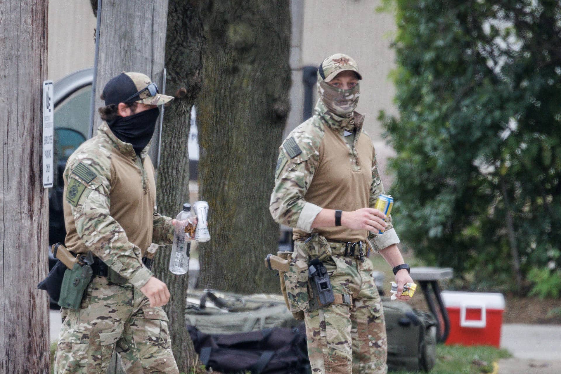 Fotografía de archivo del 15 de octubre de 2025 que muestra dos agentes enmascarados del Servicio de Inmigración y Control de Aduanas (ICE) caminando frente a la entrada del centro de detención del ICE, en Broadview (Estados Unidos). El ICE es la agencia de EE.UU. encargada de la identificar, detener y deportar inmigrantes irregulares, así como de investigar delitos como trata de personas o contrabando trasnacional. EFE/ Cristobal Herrera/ ARCHIVO