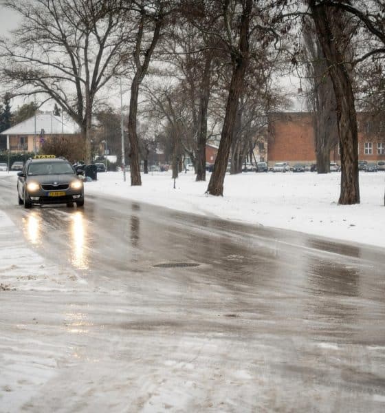 Un coche conduce por una carretera que discurre entre un bosque cubierto de nieve, cerca de Filzmoos (Austria), en una imagen de archivo. EFE/ Christian Bruna