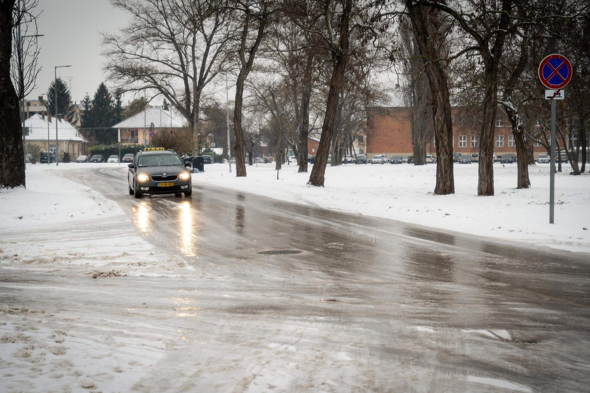 Un coche conduce por una carretera que discurre entre un bosque cubierto de nieve, cerca de Filzmoos (Austria), en una imagen de archivo. EFE/ Christian Bruna