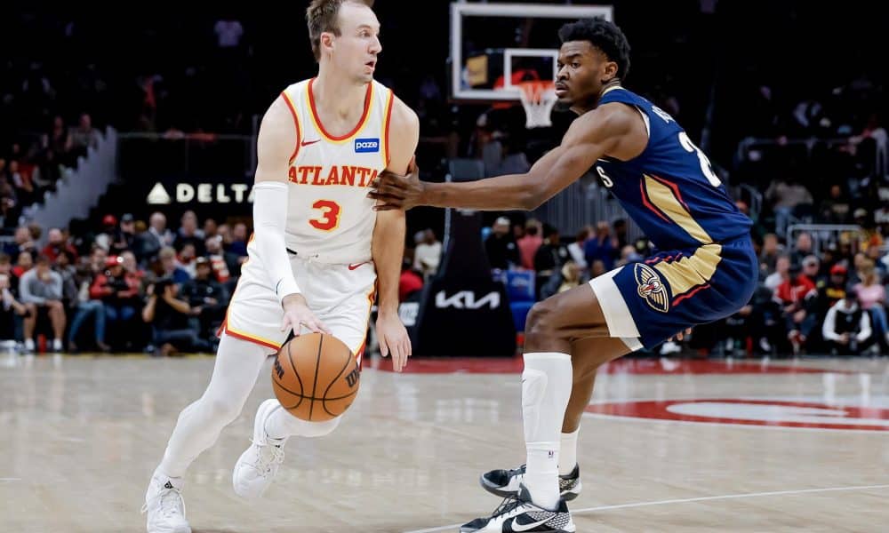 El escolta de los Atlanta Hawks Luke Kennard (i) en acción contra el centro de los New Orleans Pelicans Yves Missi (d) durante la segunda mitad de un partido de baloncesto de la NBA entre los New Orleans Pelicans y los Atlanta Hawks en Atlanta, Georgia (EE.UU.). EFE/ERIK S. LESSER SHUTTERSTOCK OUT