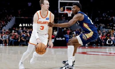 El escolta de los Atlanta Hawks Luke Kennard (i) en acción contra el centro de los New Orleans Pelicans Yves Missi (d) durante la segunda mitad de un partido de baloncesto de la NBA entre los New Orleans Pelicans y los Atlanta Hawks en Atlanta, Georgia (EE.UU.). EFE/ERIK S. LESSER SHUTTERSTOCK OUT