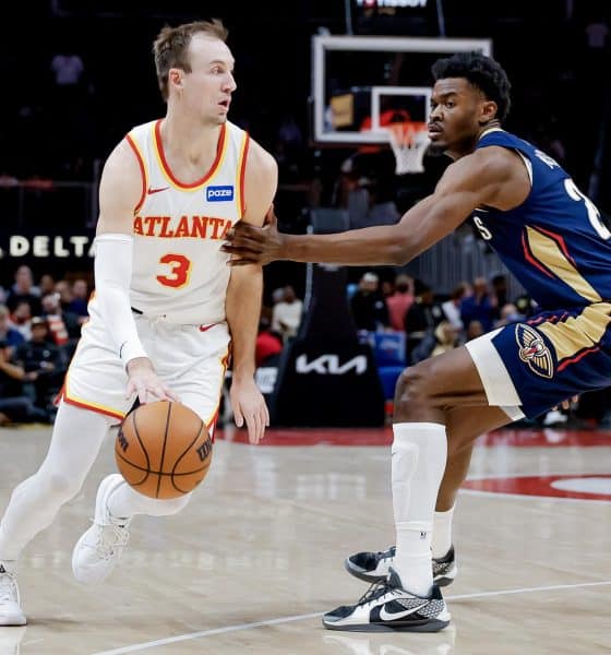 El escolta de los Atlanta Hawks Luke Kennard (i) en acción contra el centro de los New Orleans Pelicans Yves Missi (d) durante la segunda mitad de un partido de baloncesto de la NBA entre los New Orleans Pelicans y los Atlanta Hawks en Atlanta, Georgia (EE.UU.). EFE/ERIK S. LESSER SHUTTERSTOCK OUT