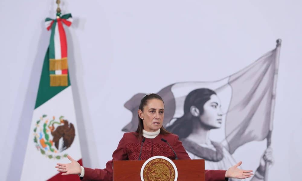 La presidenta de México, Claudia Sheinbaum, habla durante una rueda de prensa este lunes, en Palacio Nacional de la Ciudad de México (México). EFE/Mario Guzmán