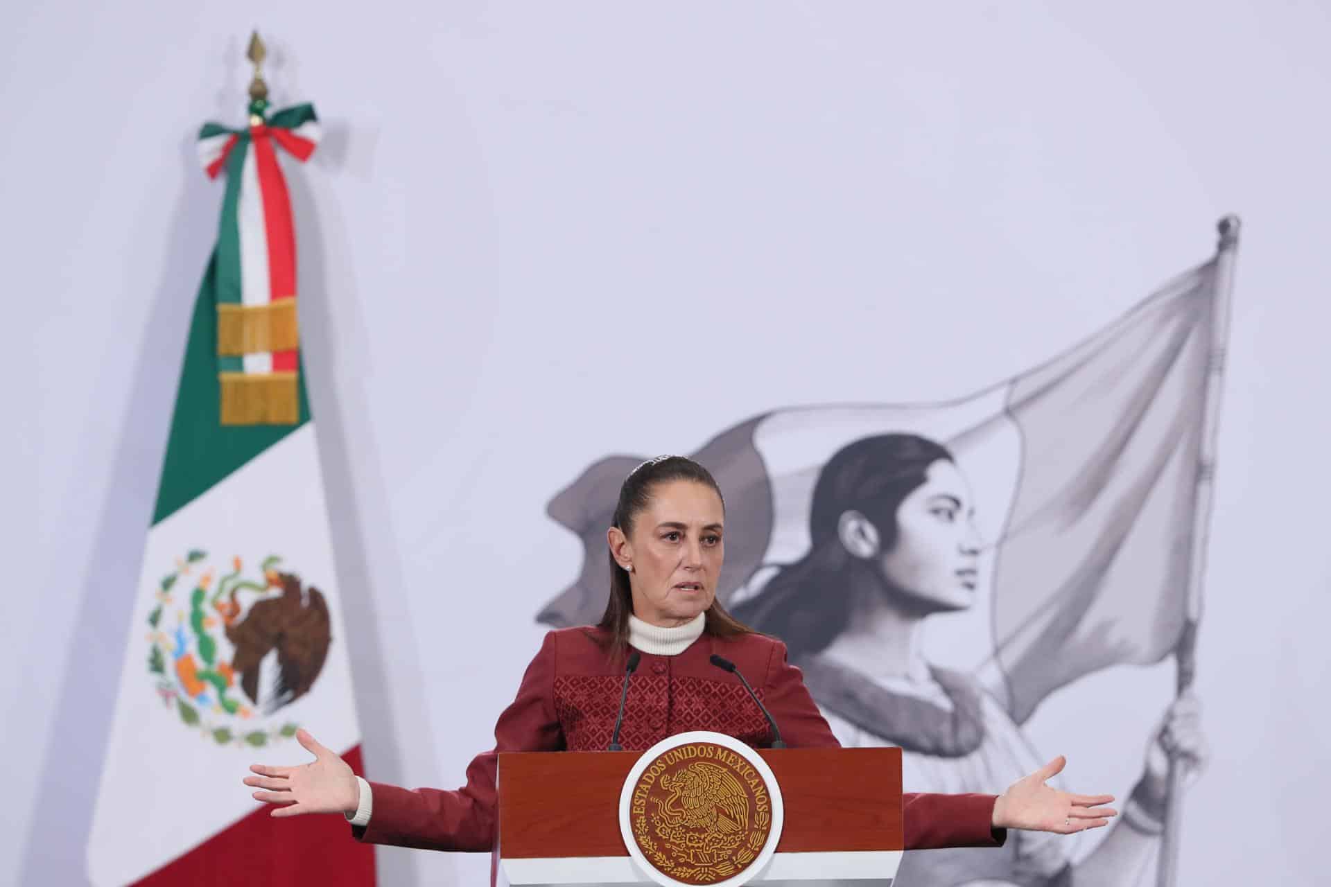 La presidenta de México, Claudia Sheinbaum, habla durante una rueda de prensa este lunes, en Palacio Nacional de la Ciudad de México (México). EFE/Mario Guzmán