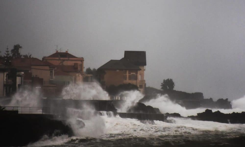 Las olas golpean la línea de costa de San Giovanni Li Cuti en Catania, Sicilia, Italia. EFE/EPA/ORIETTA SCARDINO