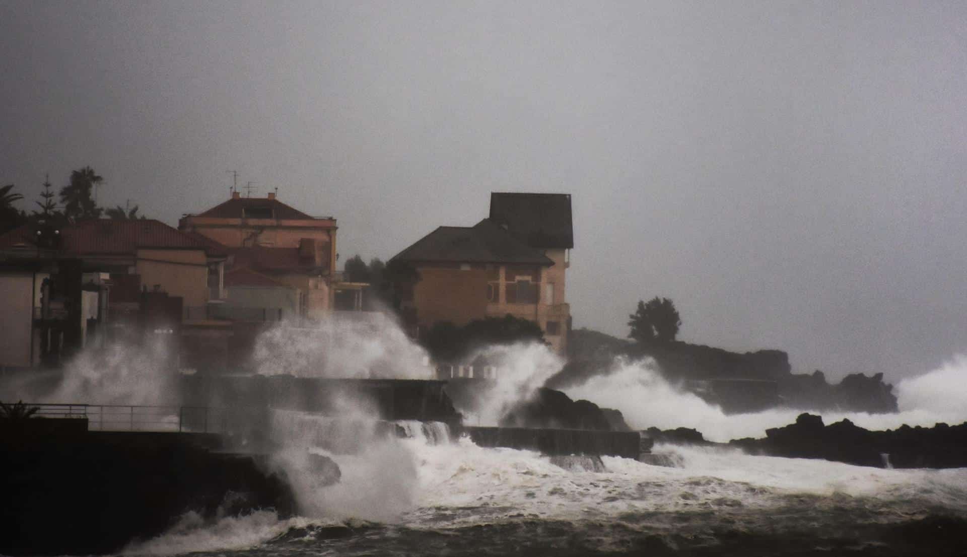 Las olas golpean la línea de costa de San Giovanni Li Cuti en Catania, Sicilia, Italia. EFE/EPA/ORIETTA SCARDINO