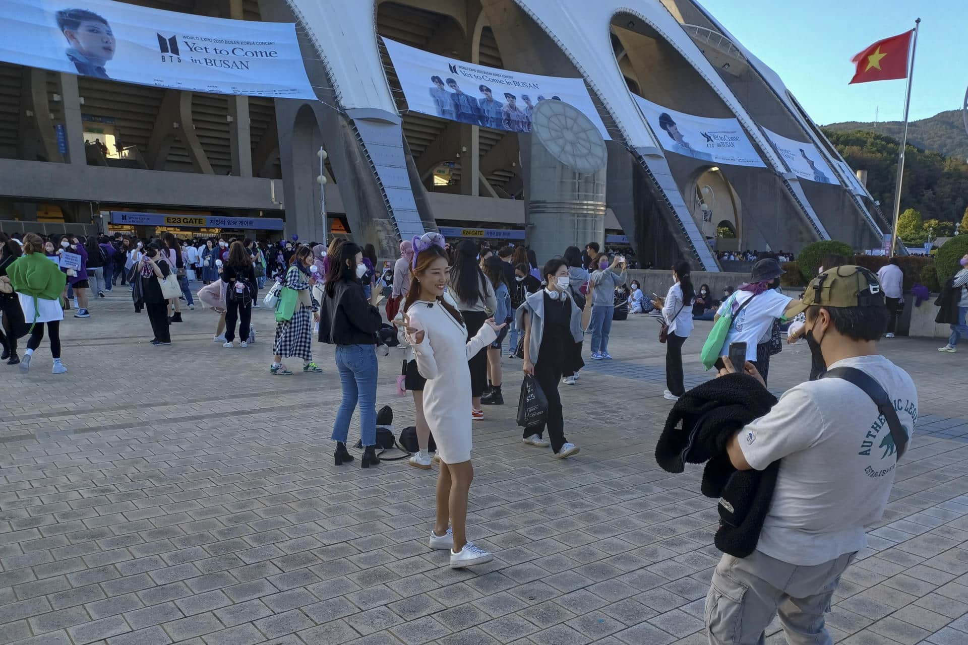 Imagen de archivo de seguidores de BTS en el exterior del estadio de la Asiada de Busan. EFE/ Andrés Sánchez Braun