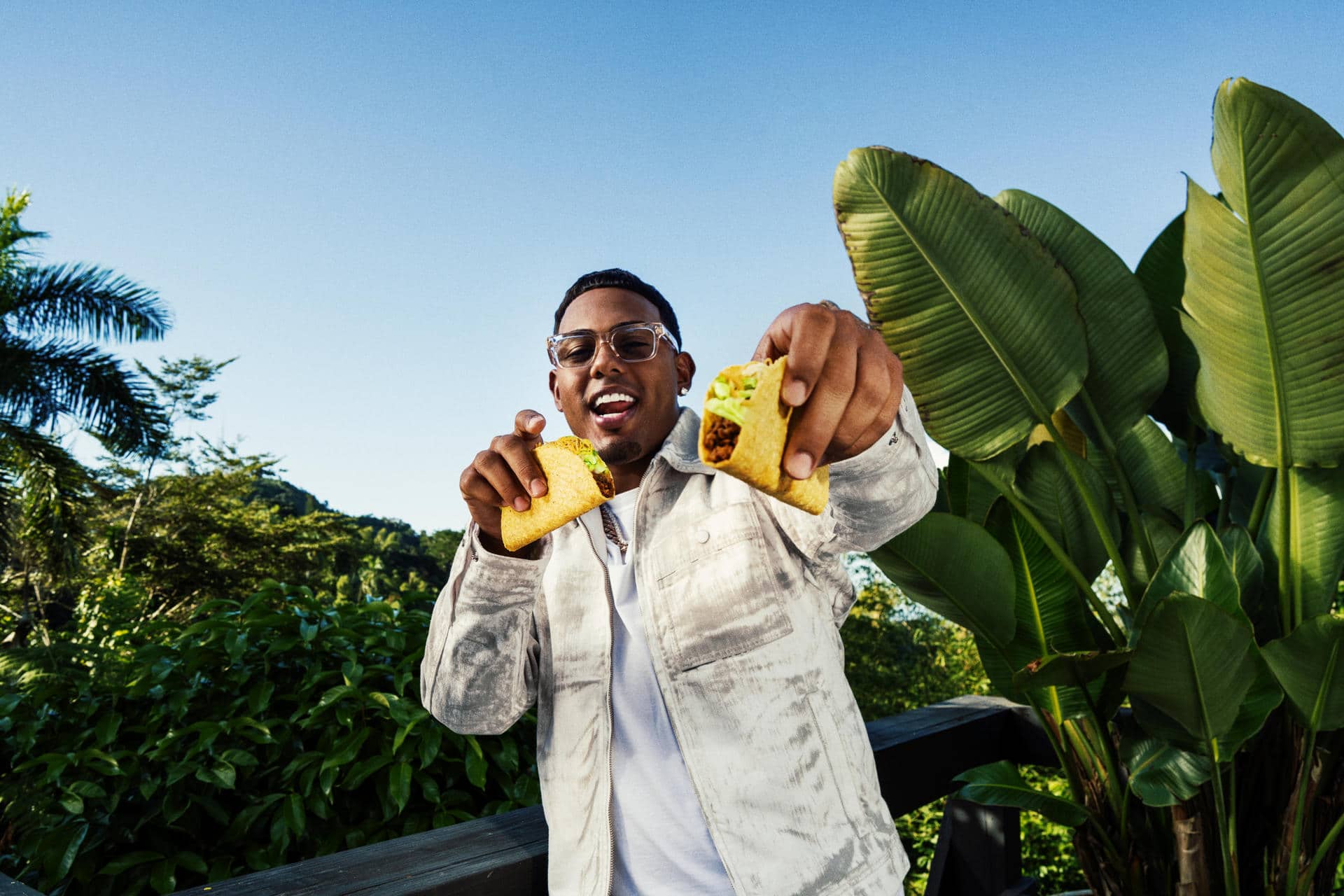 Fotografía cedida por Taco Bell que muestra al cantante Myke Towers posando. EFE/ Taco Bell /SOLO USO EDITORIAL/ NO VENTAS/ SOLO DISPONIBLE PARA ILUSTRAR LA NOTICIA QUE ACOMPAÑA (CRÉDITO OBLIGATORIO)