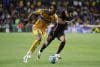 El extremo de Tigres Joaquim Pereira (i) avanza con el balón ante la marca del defensor de Toluca Jesús Gallardo (d) en partido de la tercera jornada del torneo Clausura mexicano jugado en el estadio Universitario de San Nicolás. EFE/ Antonio Ojeda
