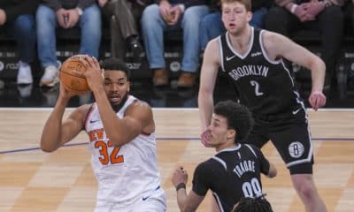 Karl-Anthony Towns (i), de los Knicks, disputa un balón con Nolan Traoré, de los Nets, en un partido de la NBA entre los New York Knicks y los Brooklyn Nets en el Madison Square Garden en Nueva York (Estados Unidos). EFE/Ángel Colmenares