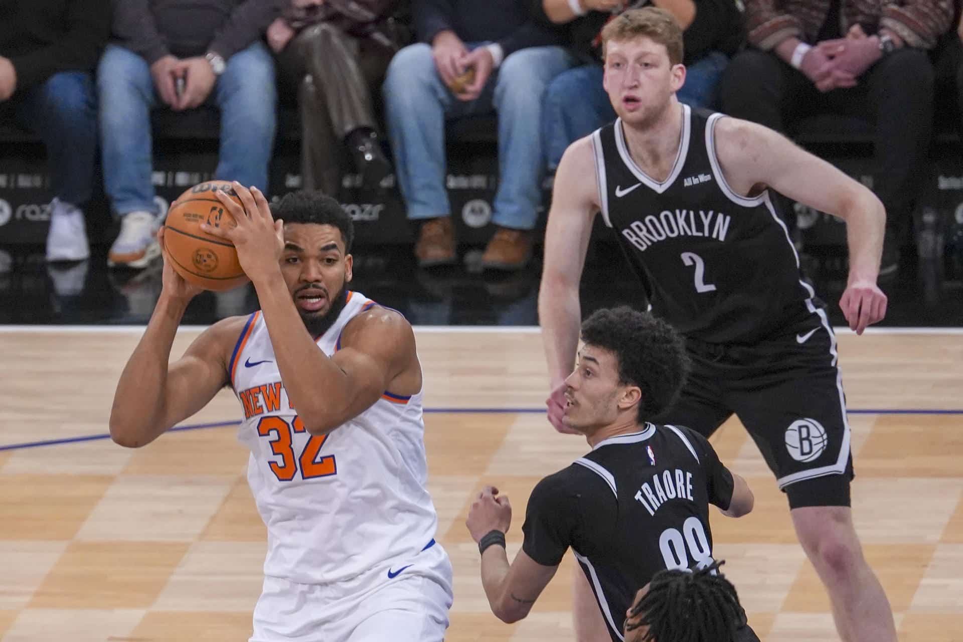 Karl-Anthony Towns (i), de los Knicks, disputa un balón con Nolan Traoré, de los Nets, en un partido de la NBA entre los New York Knicks y los Brooklyn Nets en el Madison Square Garden en Nueva York (Estados Unidos). EFE/Ángel Colmenares